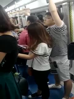 #尾行 #地铁 #打飞机 #露出 #学生 地铁里中学生荷尔蒙旺盛对着身前的长发妹子就是撸