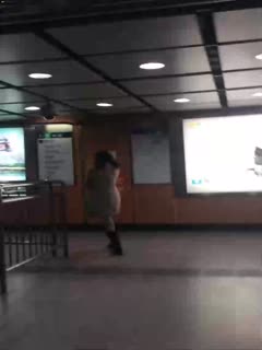 #尾行 #地铁 #电梯 #露出 #街射 在地铁出安检时看到一个黄色羽绒少妇一直跟到电梯秒射