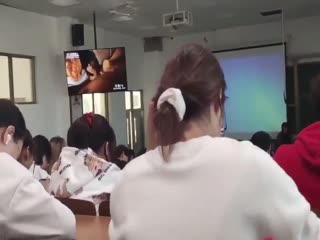 【网曝门】某中学英语课女教师错放成人视频