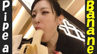我用嘴把这个避孕套套在这个香蕉上♥ 口交和日本打手枪。
